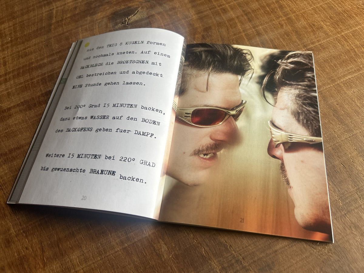 Doppelseite aus „Create from your Heart“ mit Brötchen-Rezept und Porträt mit Sonnenbrille